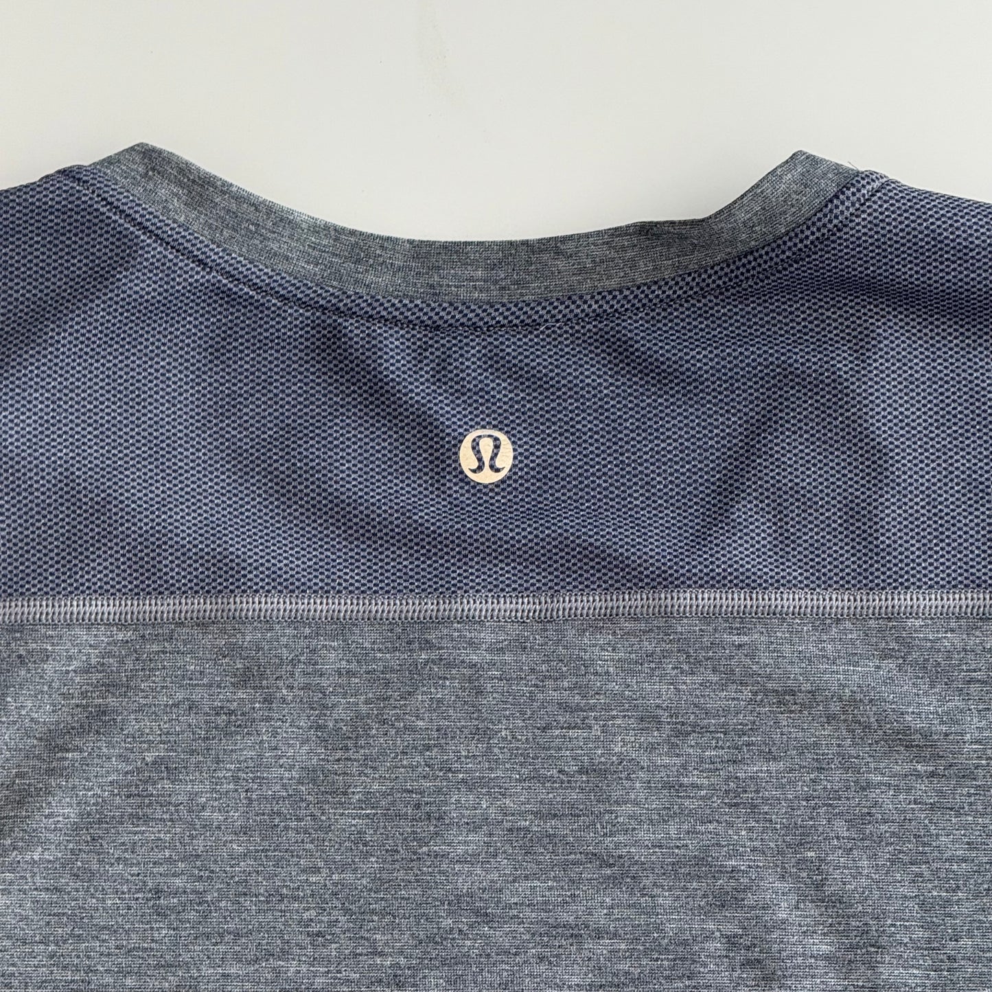 Playera deportiva Lululemon (L)