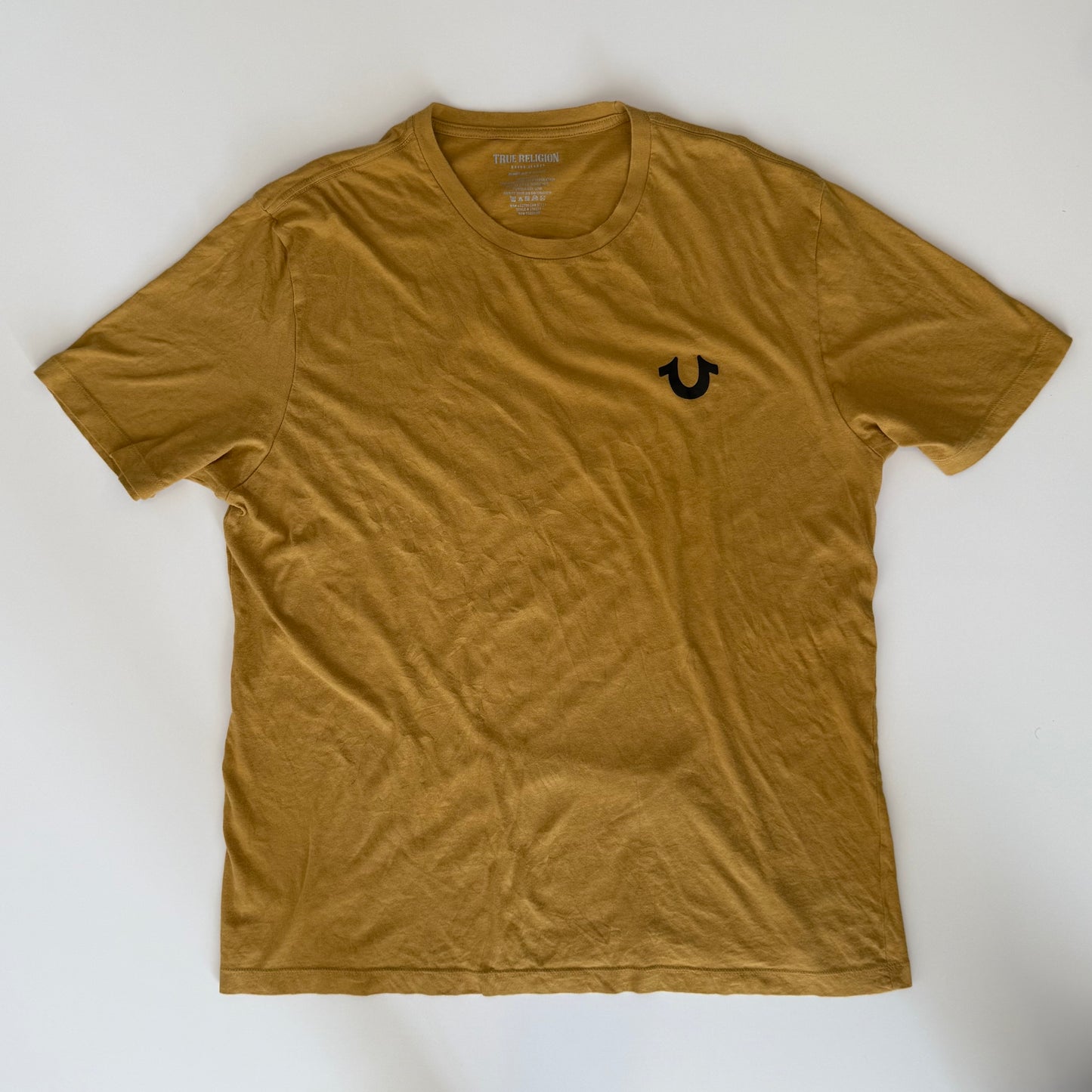 PLAYERA TRUE RELIGION MOSTAZA (XXL)