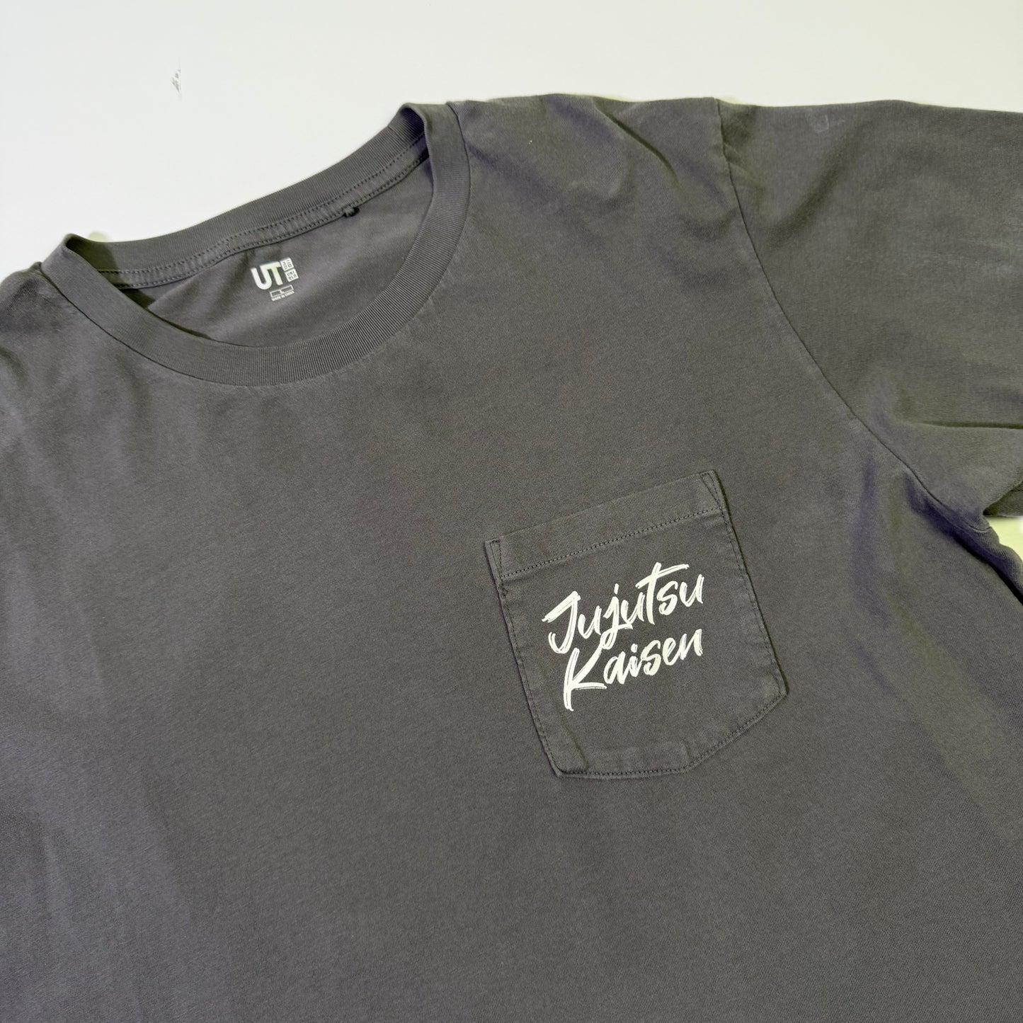Playera UT x Jujutsu Kaisen Gris (L)